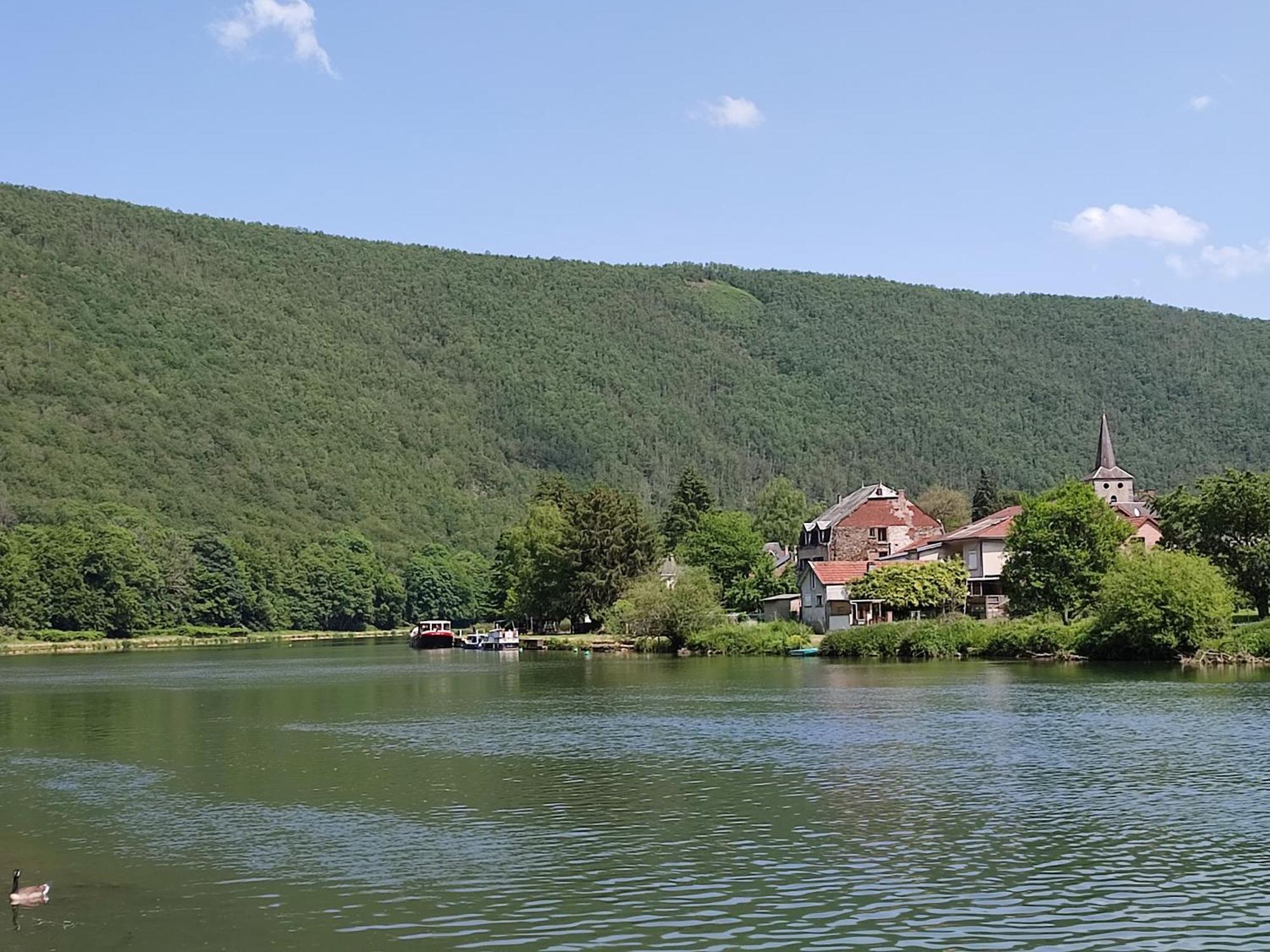 Entre Meuse Et Foret Revin Kültér fotó